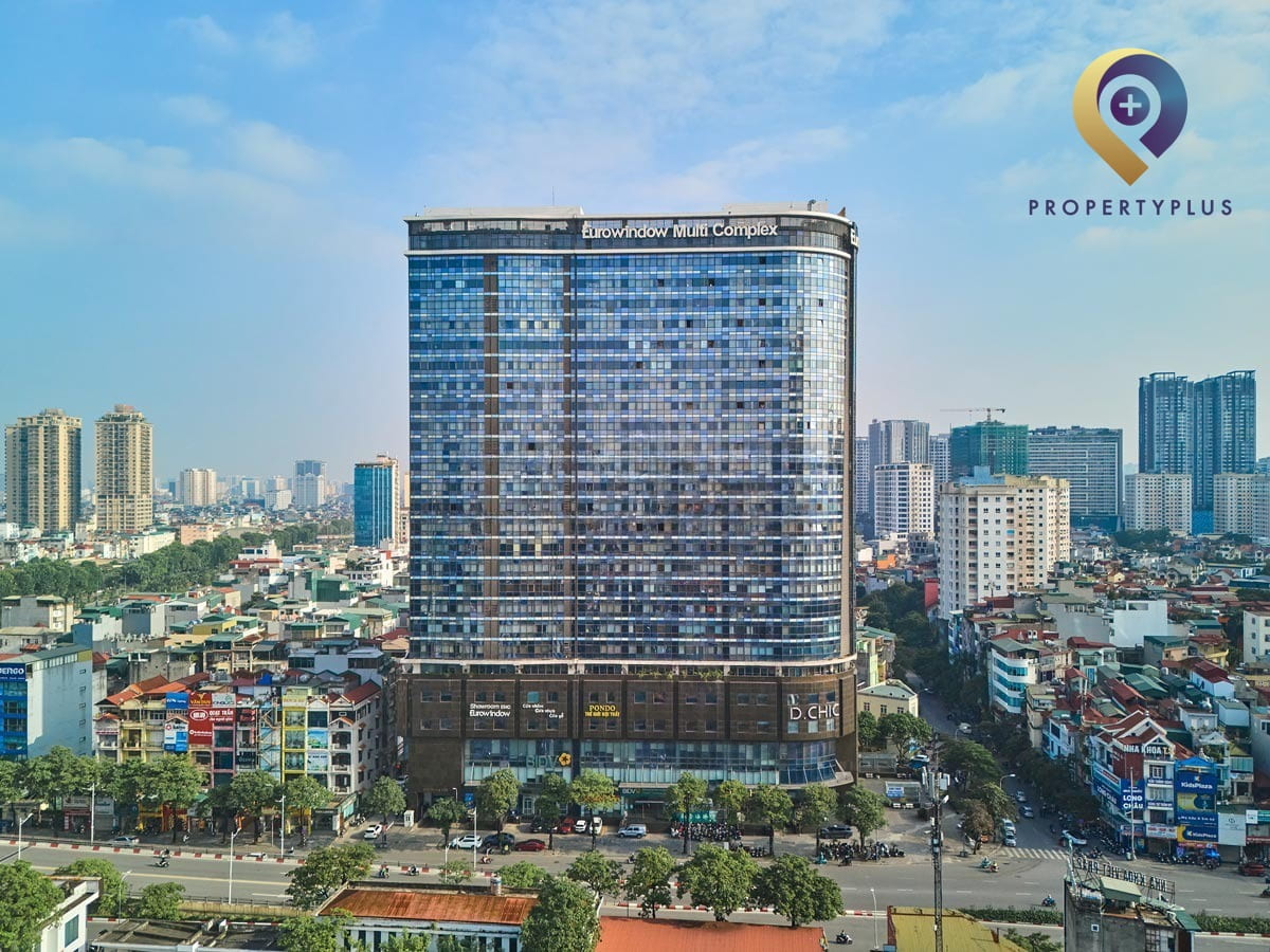 Tòa nhà Eurowindow Multi Complex nhìn từ xa với kiến trúc kính hiện đại